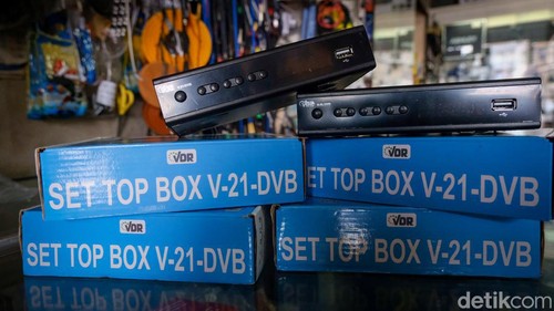 Ilustrasi STB TV Digital, Set Top Box ini sebagai dibutuhkan sebagai alat untuk mengalihkan tv analog ke digital. STB juga akan diberikan gratis oleh pemerintah untuk masyarakat miskin.
