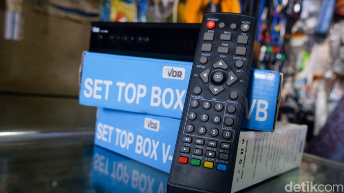 Ilustrasi STB TV Digital, Set Top Box ini sebagai dibutuhkan sebagai alat untuk mengalihkan tv analog ke digital. STB juga akan diberikan gratis oleh pemerintah untuk masyarakat miskin.