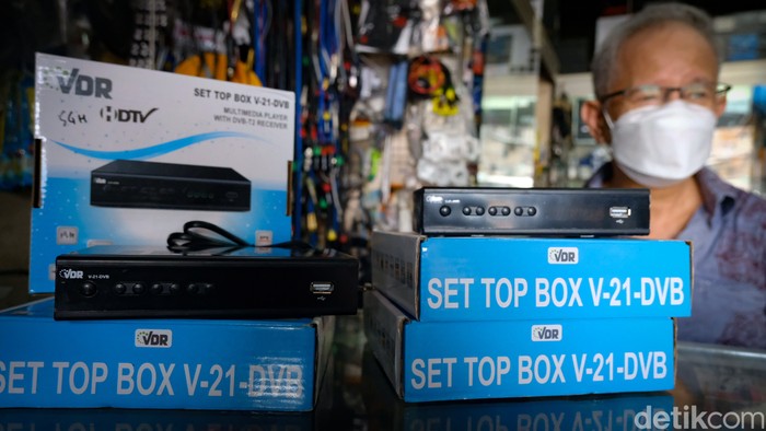 Ilustrasi STB TV Digital, Set Top Box ini sebagai dibutuhkan sebagai alat untuk mengalihkan tv analog ke digital. STB juga akan diberikan gratis oleh pemerintah untuk masyarakat miskin.