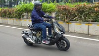 Dari segi tampilan, Italjet Dragster Limited Edition memiliki desain agresif dan out of the box, dengan bentuk motor yang seolah telanjang tanpa badan (bodi). (Luthfi Anshori/detikOto)