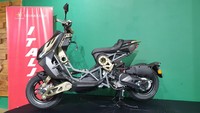Berbeda dengan versi standar yang lekat dengan warna full hitam doff, Italjet Dragster Limited Edition tampak lebih elegan dengan paduan kelir hitam, serta emas magnesium di beberapa bagian bodi dan rangkanya. (Luthfi Anshori/detikOto)