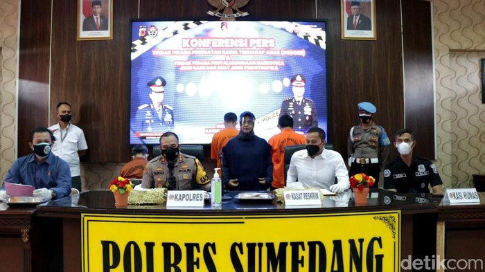 Jajaran Satresnarkoba Polres Sumedang berhasil meringkus satu orang pengedar sabu dan dua orang pengedar obat terlarang. Dari masing-masing tersangka, polisi mengamankan barang bukti 14 paket seberat 4,05 gram sabu dan 3.020 butir obat psikotropika.