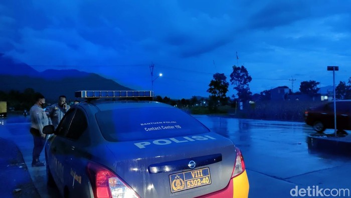 Suasana gelap di Jalan Ibrahim Garut saat malam hari. Lokasi ini tidak ada penerangan.