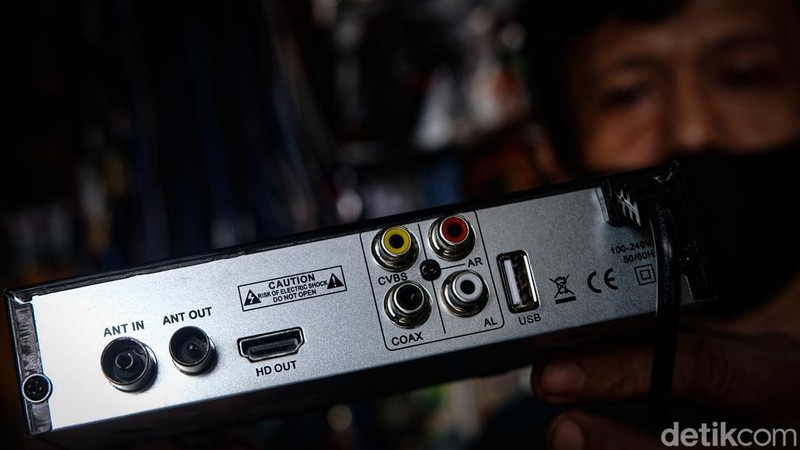 Pemerintah mewanti-wanti masyarakat untuk bersiap migrasi ke TV digital. Set top box (STB) untuk migrasi ke TV digital pun sudah mulai marak dijual di toko elektronik.