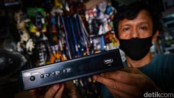 STB TV digital kini mulai dijual secara offline maupun online, seperti di salah satu toko elektronik kawasan Ciputat, Tangsel ini contohnya.
