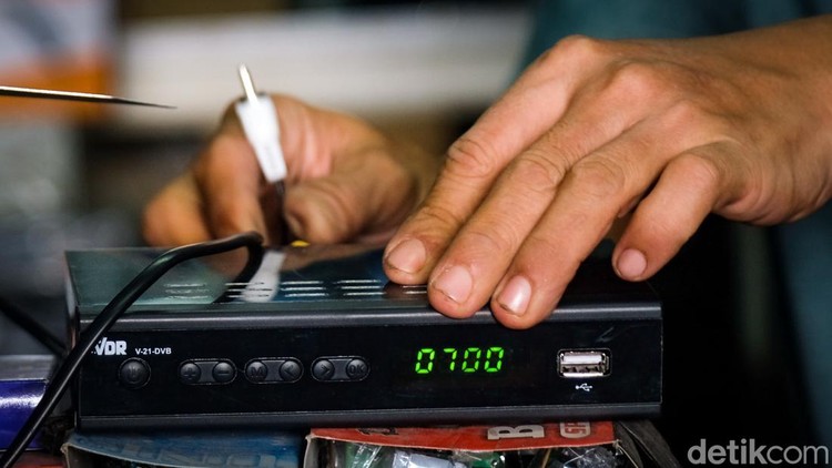 Jelang Migrasi TV Digital, Set Top Box Mulai Dijual di Toko Elektronik Pemerintah mewanti-wanti masyarakat untuk bersiap migrasi ke TV digital. Set top box (STB) untuk migrasi ke TV digital pun sudah mulai marak dijual di toko elektronik.