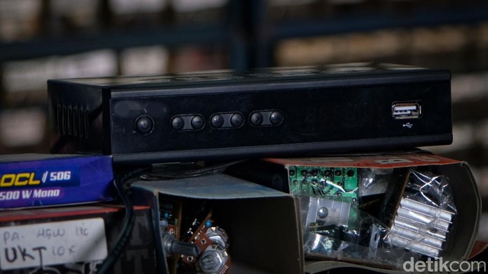 Pemerintah mewanti-wanti masyarakat untuk bersiap migrasi ke TV digital. Set top box (STB) untuk migrasi ke TV digital pun sudah mulai marak dijual di toko elektronik.