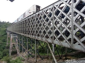 Menelisik Mitos Angker di Jembatan Cirahong