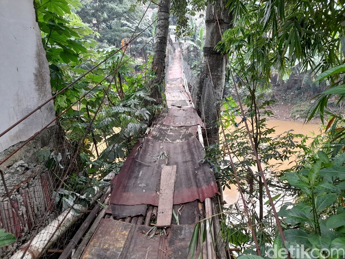 Jembatan gantung Indiana Jones Srengseng Sawah, Jaksel, 10 Maret 2022. (Marteen Ronaldo Pakpahan/detikcom)