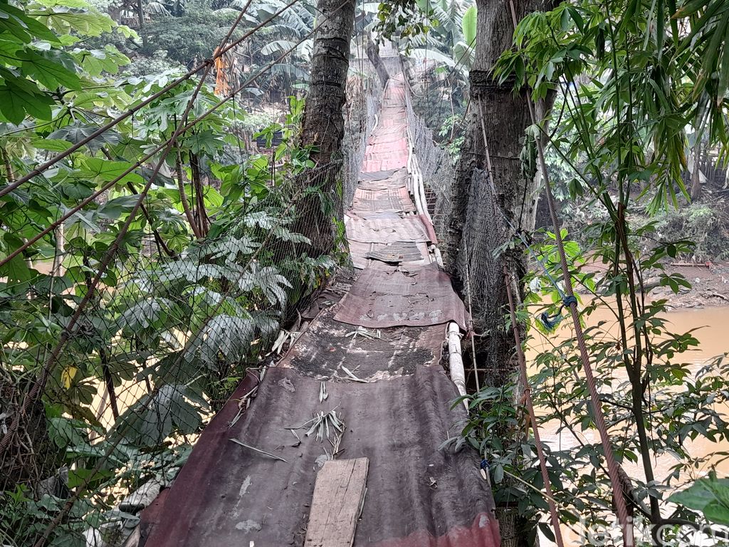 Jembatan gantung 'Indiana Jones' Srengseng Sawah, Jaksel, 10 Maret 2022. (Marteen Ronaldo Pakpahan/detikcom)
