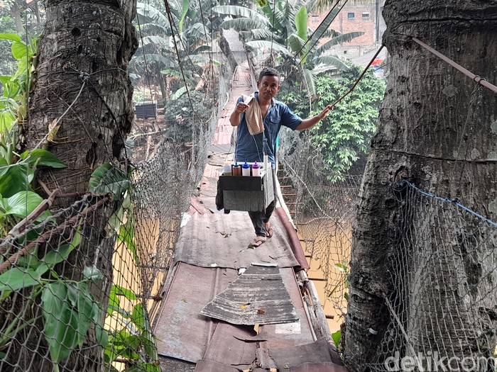 Jembatan gantung Indiana Jones Srengseng Sawah, Jaksel, 10 Maret 2022. (Marteen Ronaldo Pakpahan/detikcom)