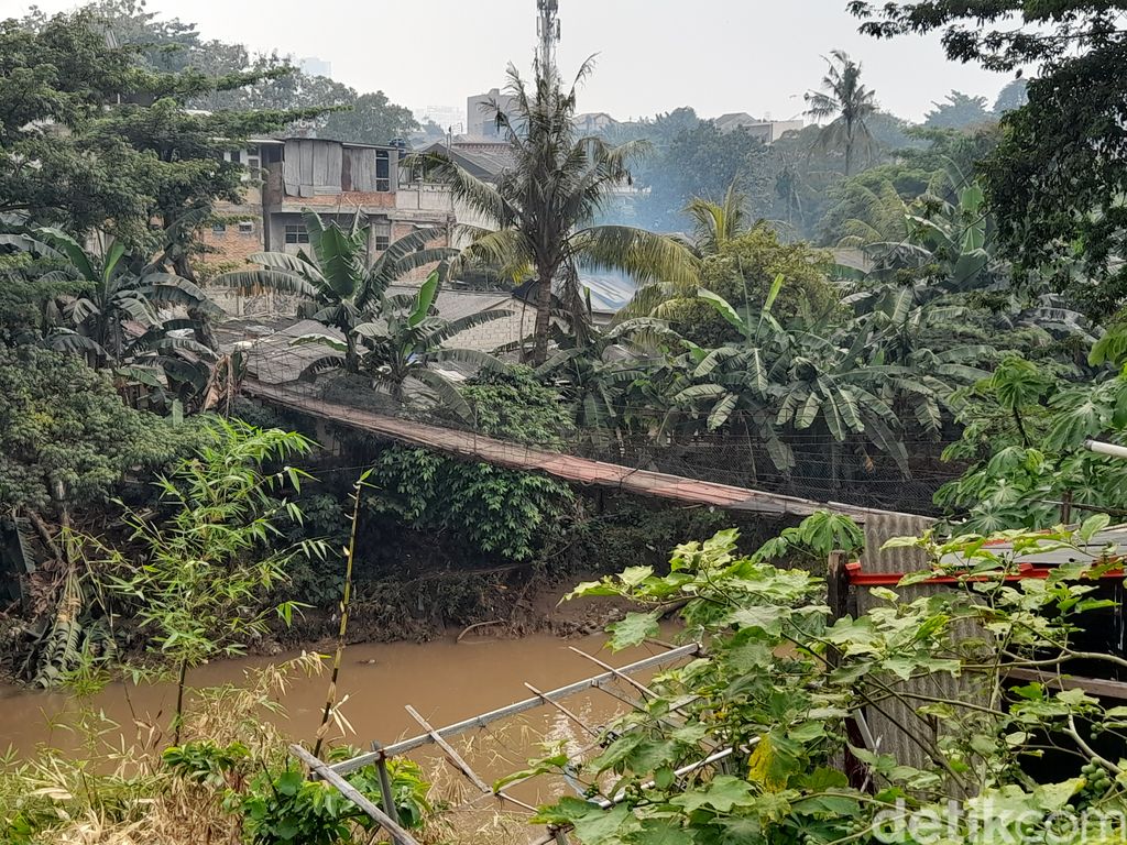 Jembatan gantung 'Indiana Jones' Srengseng Sawah, Jaksel, 10 Maret 2022. (Marteen Ronaldo Pakpahan/detikcom)