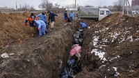 Jenazah para korban yang meninggal di pinggiran kota Mariupol dikuburkan massal.
