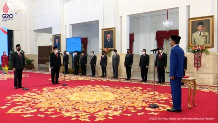 Jokowi Lantik Bambang Susantono dan Dhony Rahajoe