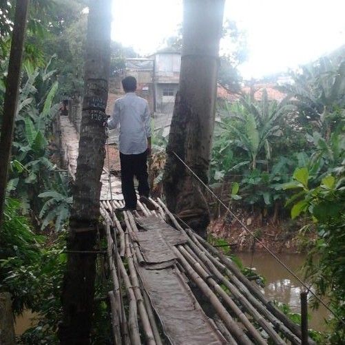 Jokowi tahun 2012, menjajal jembatan gantung 'Indiana Jones' Srengseng Sawah. (Dok detikcom)