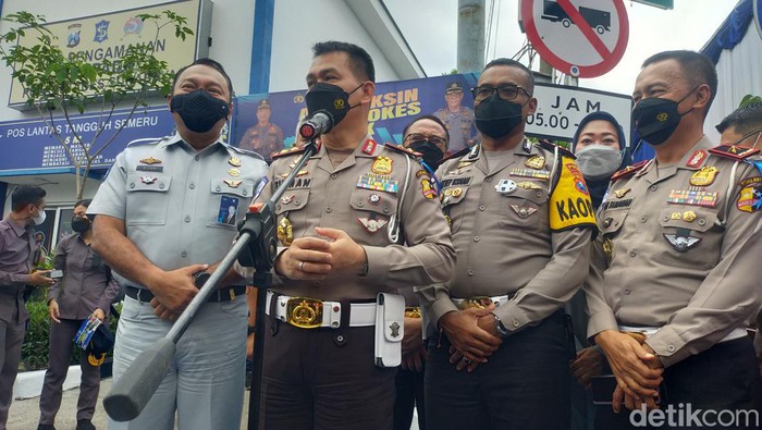 Kakorlantas Polri meninjau jalur mudik lebaran 2022 dan menyampaikan hasil temuannyai di Bundaran Waru Sidoarjo