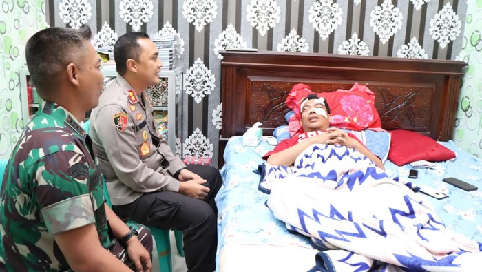 Kapolres Indramayu AKBP Lukman Syarif beserta Dandim 0606 Letkol Inf Teguh Wibowo saat menjenguk kiai korban pembacokan.