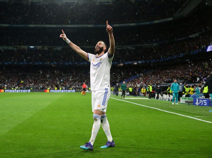 MADRID, SPAIN - MARCH 09: Karim Benzema of Real Madrid celebrates after scoring their team's third goal and his hat-trick during the UEFA Champions League Round Of Sixteen Leg Two match between Real Madrid and Paris Saint-Germain at Estadio Santiago Bernabeu on March 09, 2022 in Madrid, Spain. (Photo by Gonzalo Arroyo Moreno/Getty Images)