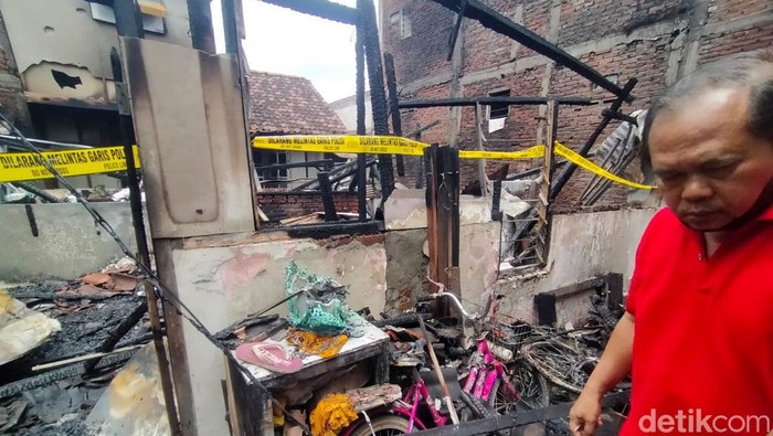 Kebakaran rumah semi permanen di Dukuh Pakis karena LPG melon ngebros