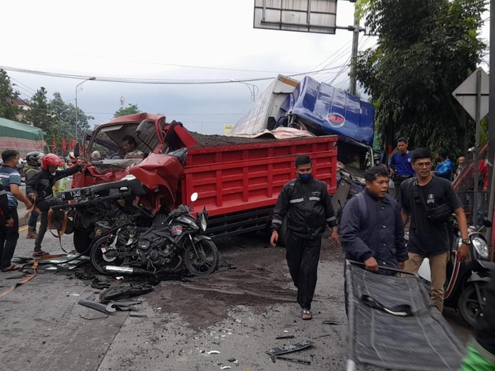 Kecelakaan beruntun 9 truk dan motor di Jalan Diponegoro Kabupaten Semarang, Kamis (10/3/2022).