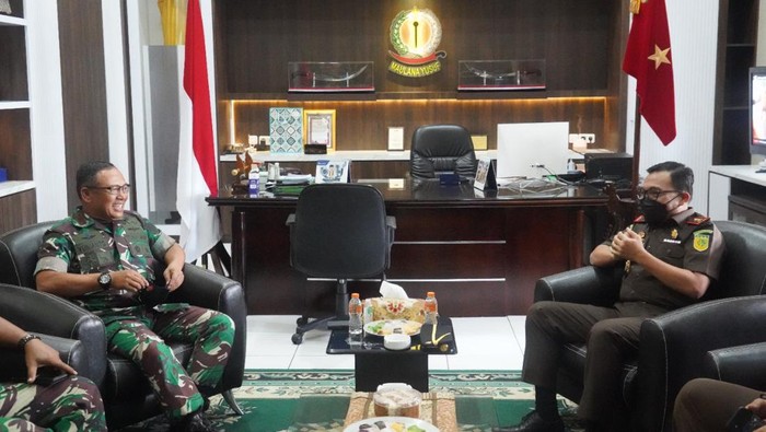 Kepala Kejaksaan Tingggi Banten Leonard Eben Ezer Simanjuntak melakukan kunjungan kepada sejumlah pejabat di Banten
