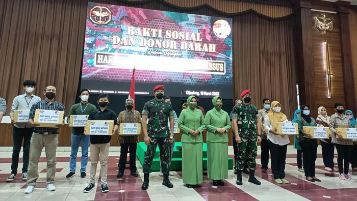 Kopassus Bagikan 2.450 Paket Baksos