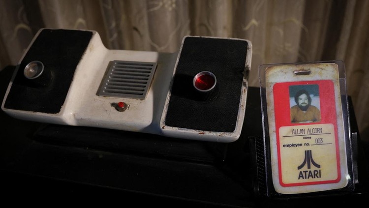 A 1960s Douglas Engelbart X-Y computer mouse is displayed during a preview of items offered in RR Auctions 