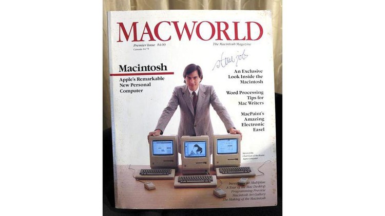 Kumpulan Barang Steve Jobs ini Dilelang, Surat Lamaran Kerjanya Laku 5 M A 1960s Douglas Engelbart X-Y computer mouse is displayed during a preview of items offered in RR Auctions