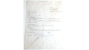 Barang Steve Jobs lainnya yang dilelang seperti foto saat sekolah dan aplikasi melamar kerja untuk Atari, yang juga dijadikan non-fungible token (NFT). Versi fisik ditulis tangan langsung oleh Steve Jobs di tahun 1973, saat ia berusia 18 tahun. Surat ini laku senilai USD 343.000 atau sekitar Rp 4,9 miliar. (REUTERS/Mike Segar)