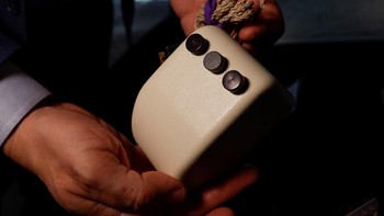 Mouse komputer Douglas Engelbart XY tahun 1960-an ditampilkan selama pratinjau brang yang ditawarkan dalam lelang The Steve Jobs Revolution RR Auction, di New York City, Amerika Serikat, Selasa (8/3/2022) waktu setempat. (REUTERS/Mike Segar)