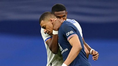 Momen Alaba dan Mbappe: Bukan Rangkulan Biasa, Ada Bisik-bisiknya