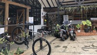 Area parkir yang ramah buat pemotor dan pesepeda. Tempat ini biasa menjadi titik istirahat para pengembara yang melakukan touring jarak jauh seperti Jakarta-Bandung.