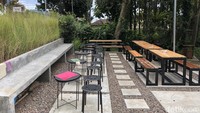 Area outdoor dengan gaya industrialis dipenuhi material ekspose. Kursi bakalan penuh saat peserta touring mampir ke sini.