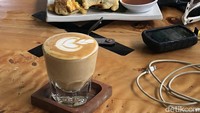 Kurang afdol kalau mampir coffee shop tanpa memesan kopi. Secangkir kopi piccolo yang solid cukup menjadi sampel bagaimana coffee shop ini serius terhadap rasa.