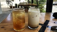 Tak cuma nasi bakar yang menggoda, cuaca panas dengan angin yang sejuk membuat kopi susu dan ice lychee tea menjadi pelepas dahaga para pengembara. Lelah perjalanan diguyur tuntas.