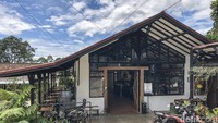 Laluasa Coffe and Eatery berada di Jl Raya Cipanas-Cianur No.7. Dari Puncak Pass arah Cianjur berjarak 11 km. Beragam menu ditawarkan mulai harga Rp 10 ribuan.