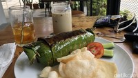Nasi bakar sebelum dibuka terlihat montok dengan takaran menu yang mengenyangkan. Hangat dan penuh rempah.