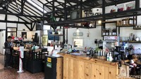 Interior Laluasa Coffe and Eatery menggunakan desain industrialis. Banyak besi ekspose dan pajangan vintage. Lokasinya yang berada di antara jalan raya Puncak Pass dan Kota Cianjur menjadi titik peristirahatan para peserta touring pemotor maupun pesepeda yang kelelahan.