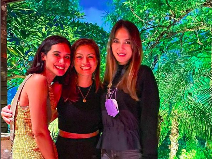 Luna Maya foto bareng Marsha Timothy