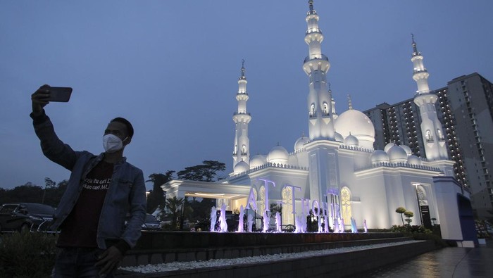 Masjid At-Thohir, Pusat Dakwah Modern yang Diresmikan Jokowi Suasana Masjid At-Thohir di kawasan Tapos, Depok, Jawa Barat, Rabu (9/3/2022). Masjid At-Thohir diharapkan menjadi sarana dakwah dan ibadah bagi umat muslim serta dapat mengembangkan kawasan tersebut. ANTARA FOTO/Dhemas Reviyanto/aww.