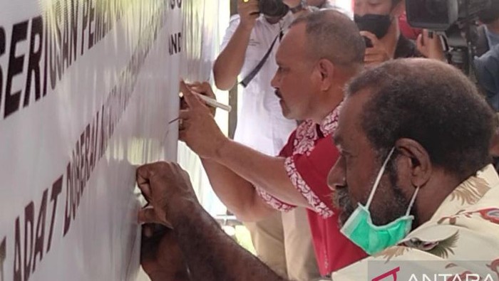 Masyarakat adat bersama kepala suku asli Papua di wilayah Papua Barat mendukung implementasi Otsus dan pembentukan DOB dalam deklarasi bersama di sekretariat suku besar Doreri di kabupaten Manokwari, Rabu (9/3/2022). (ANTARA/HANS ARNOLD KAPISA)