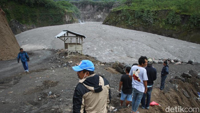 Material Vulkanik Erupsi Gunung Merapi Tutupi Aliran Kali Gendol Relawan memantau aktivitas vulkanik Gunung Merapi di pos pantau Ngrangkah, Kinarejo, Sleman, Yogyakarta, Kamis (10/3/2022).