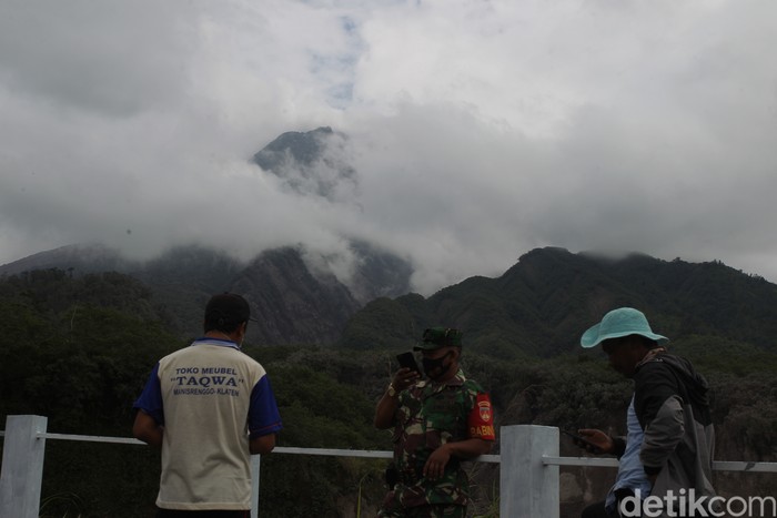 Relawan memantau aktivitas vulkanik Gunung Merapi di pos pantau Ngrangkah, Kinarejo, Sleman, Yogyakarta, Kamis (10/3/2022).