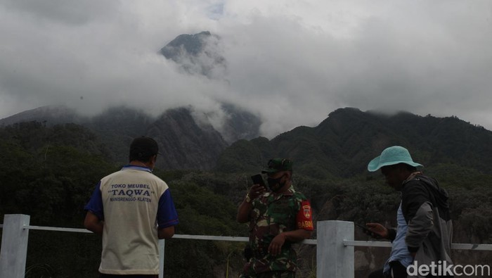 Relawan memantau aktivitas vulkanik Gunung Merapi di pos pantau Ngrangkah, Kinarejo, Sleman, Yogyakarta, Kamis (10/3/2022).