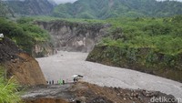 Betugas BPBD Sleman memantau kondisi Sungai Gendol yang tertutup material vulkanik Gunung Merapi.  