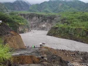 Melihat Lebih Dekat Material Vulkanik Merapi Penuhi Kali Gendol
