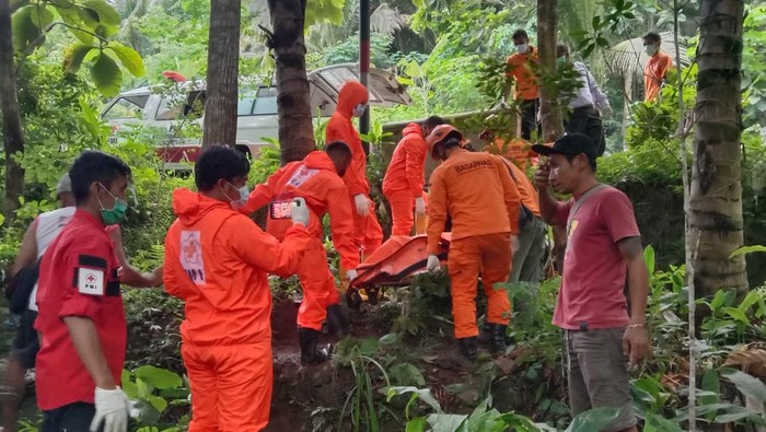 Mayat terikat tas isi batu di dalam sumur, Kokap, Kulon Progo, Kamis (10/3/2022).