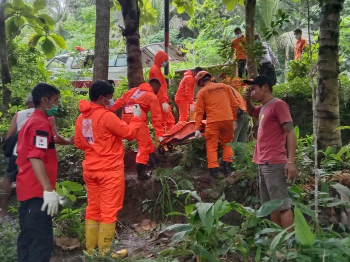 Mayat terikat tas isi batu di dalam sumur, Kokap, Kulon Progo, Kamis (10/3/2022).