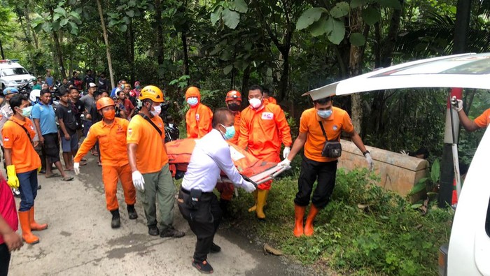 Mayat terikat tas isi batu di dalam sumur, Kokap, Kulon Progo, Kamis (10/3/2022).