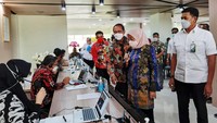 Ida Fauziyah bersama Anggoro Eko Cahyo melakukan dialog dengan para peserta penerima manfaat program Jaminan Kehilangan Pekerjaan (JKP).